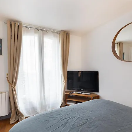 Haussmannian Elegance Close To Montmartre Parijs